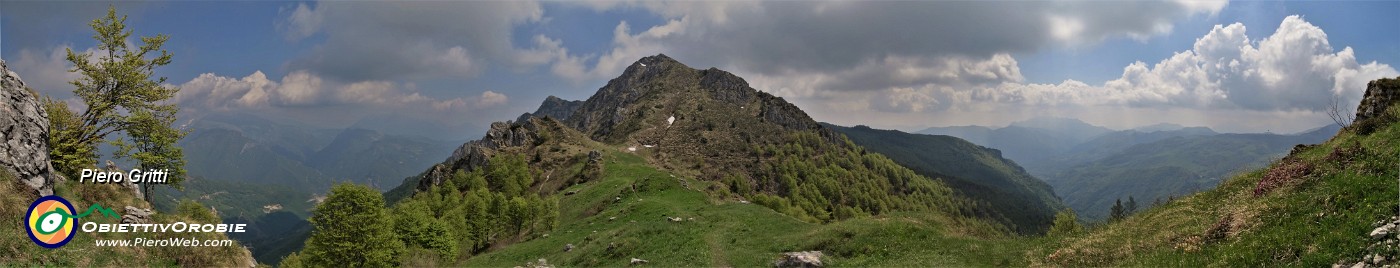 68 Dal Passo di Grialeggio salendo al Venturosa ci godiamo anche il sole .jpg